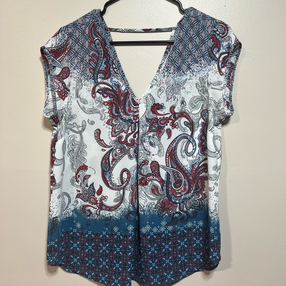 DR2 Size medium tank top white with blue and red design